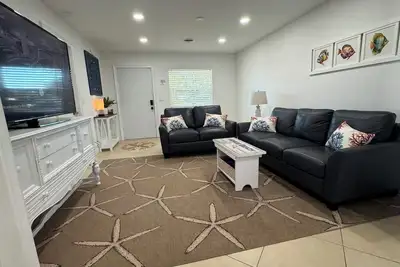 Image de 3-bedroom pool home with fenced yard. Close to Venice beaches and bike trails.