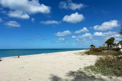 Venice Villas 1br – Beach & Pool Escape