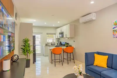 Image de Chic & Vibrant Escape-Cozy Modern Getaway