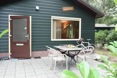 Image de Bungalow avec baignoire et vue sur l'étang.