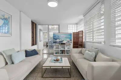 Image de A charming San Juan escape on a quiet corner lot—featuring A/C in every room, a cozy backyard, and space for families or groups to relax, work, and explore Puerto Rico with ease ✨