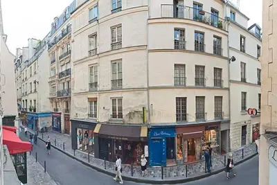 Image de 2-bedroom apartment in soothing Paris with cool Ac breeze