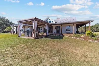 Image de Enjoy total privacy on a fully fenced 25-acre luxury ranch retreat of 5100sqft