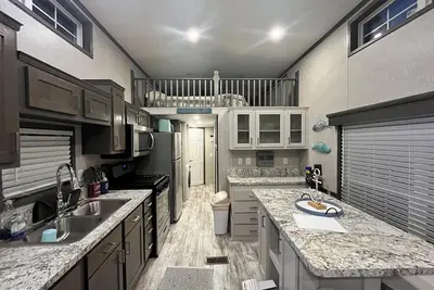 Image de Cozy waterfront loft retreat with private dock, and lake access.