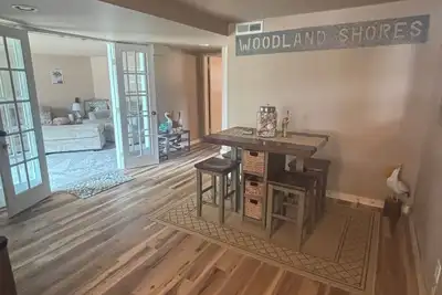 Image de Log Cabin with a waterfront view. Access to boat ramp and swimming dock!