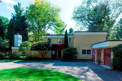 Image de One -of-a kind mid-century Home estate set on 15 acres with gardens and a pool.