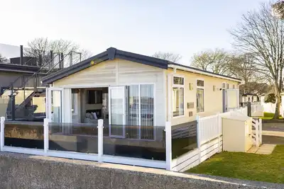 Image de A relaxing coastal lodge with uninterrupted views across to the Isle of Wight and The Needles.