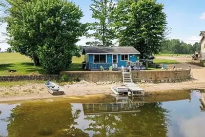 Image de Cozy Blue Cottage on Stone Ledge Lake