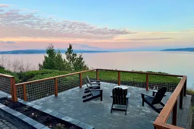 Image de Baby Island Bungalow - newly remodelled with hot tub, views, 10min from Langley!