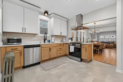 Image de Modern Lux Home, Sleeps 12, Walk to Brady St Fun