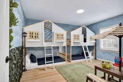 Image de La Vie en Rose: French-inspired East Hill Cottage