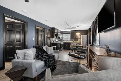 Image de Midnight Oak: Cozy East Hill Cottage