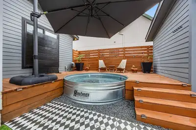 Image de Cowboy Pool + Walk to Square | Sleeps 8