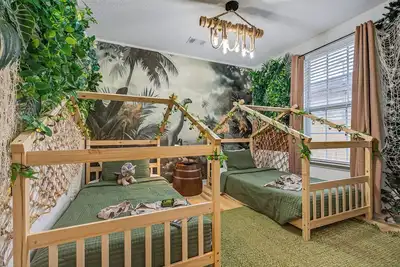 Image de The Funky Peacock. Bold 3br Near Downtown