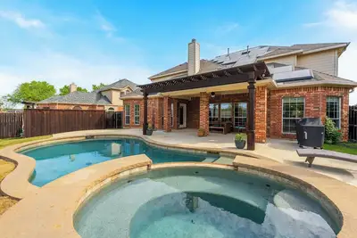 Image de Mansfield Mansion with pool and hottub - newly renovated home away from home