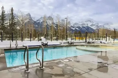 Image de Spring Oasis: Brand New, Hot Tub/Pool, Ac, Parking
