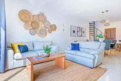 Image de Spacious modern apartment with private balcony, pool access & steps to the beach