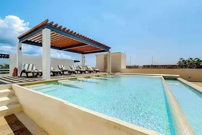 Image de All-suite apartment near beach with private balcony, rooftop pool, & kitchen