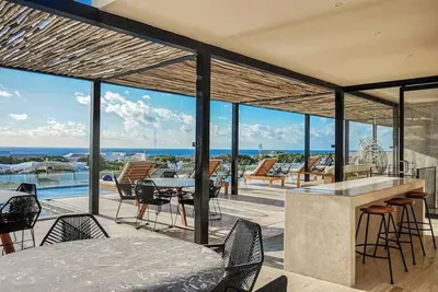 Image de Third-floor condo with rooftop pool, hot tub, gym & sauna - walk to the beach