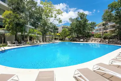 Image de Bright vacation condo near ocean with pool, Ac, gym access & charming patio