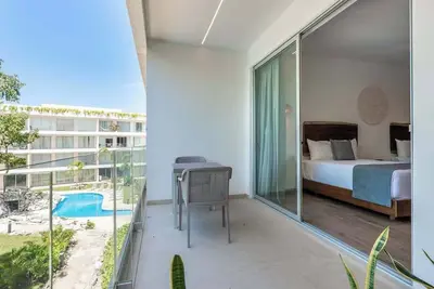 Contemporary studio w/resort pools, coffee maker, mini fridge & greenery views