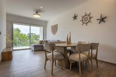 Image de Modern family-friendly condo with step-free access, pool, gym & balcony