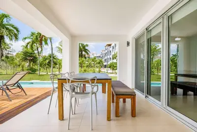 Beachfront Apt w/ private pool & modern amenities