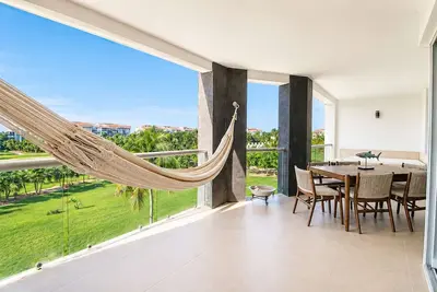 Image de Gorgeous apartment with on-site pool, fitness center, & balcony
