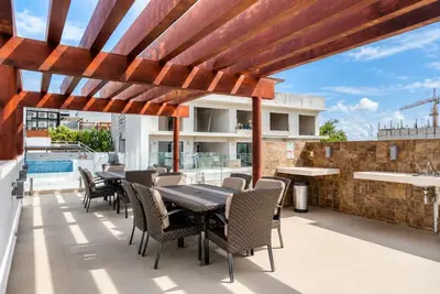 Modern getaway with balcony, Ac, fast WiFi, shared rooftop pool, & great views