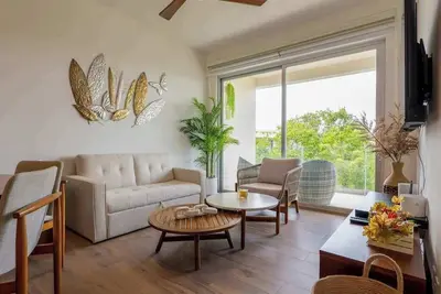 Spacious condo with private balcony, pool, kitchen, Wifi & prime location