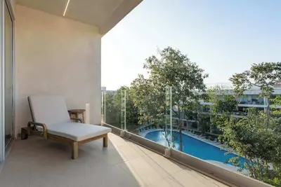 Spacious apartment with private balcony, pool & prime downtown location