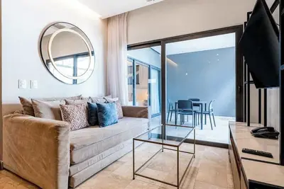 Bright oceanview condo with balcony, high-speed internet & rooftop pool