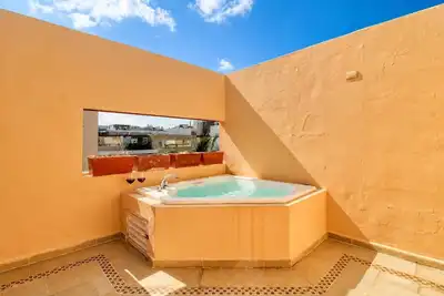 Image de Modern penthouse with open layout, rooftop pool, jetted tub, gym, W/D, & balcony