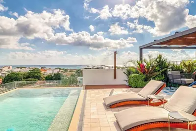 Image de Incredibly located studio w/ WiFi, partial Ac & shared rooftop, pool, Bbq area