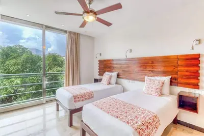 Image de Luxury condo with modern kitchenette, fast WiFi, Ac & pool - near the beach