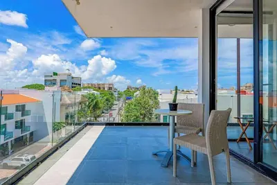 Image de Luxury condo with resort amenities, balcony, and internet