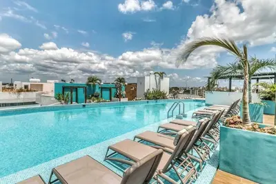 Image de Stylish condo with balcony, city view, fast WiFi, Ac, & pool - near the beach