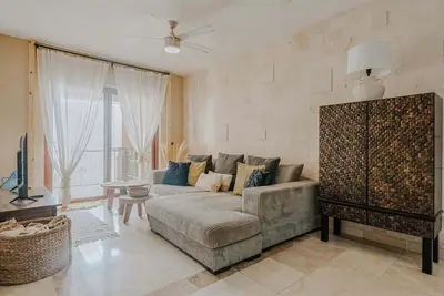 Image de Ocean-view suite in waterfront resort with pool, partial Ac, & strong WiFi