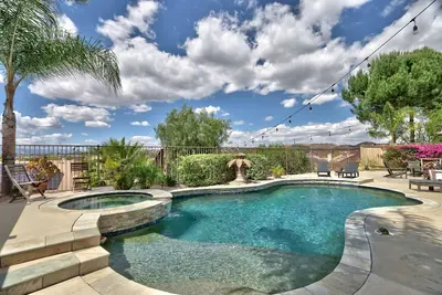 Image de Palm Tree Lane Retreat in Murrieta: Private Pool, Spa, Loft, Balcony, Ideal Mid-Term Stay +Solar Ev!