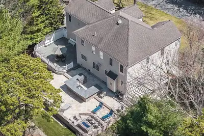 Image de Hoppy Place: 066-M Expansive Deck area, Hot Tub, Walk to Salt Water