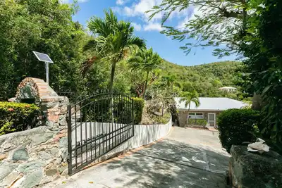Image de East Gate In Coral Bay Back Up Power Included