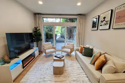 Image de Exquisite 1 Bedroom Condo w/ Parking & Pool!