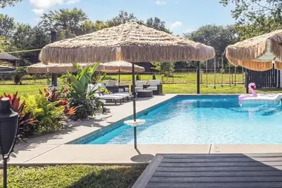 Image de Barefoot Tiki Retreat -Inground Pool, Game Room, Theater Room, Firepit, Tiki Bar