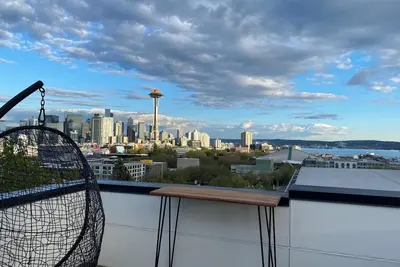 Image de 2-bedroom townhome w/cool Ac. Walk to Seattle Center, Climate Pledge w/parking