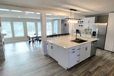 Image de Cozy family friendly Lakefront. 6 acre home on secluded cul-de-sac street