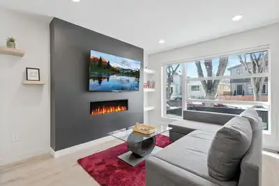 Image de Your Own Modern House in the Heart of Edmonton