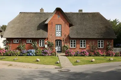 Image de Detached thatched house with garden, terrace & e-charging station