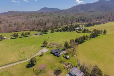 Image de Mountain Valley Hideaway: a serene 2-acre retreat in southwest Virginia, near top hiking trails, with stunning views and a cozy outdoor fire pit.