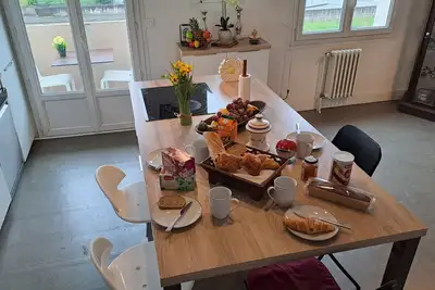 Image de Grand appart4ch, 2 Sdb idéal familles / groupes/ pros :centre ville  8 voyageurs