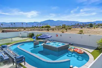 Image de 9 Bedroom/Lazy River/Sleeps 24/Pickleball/Theater
